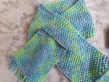 Strickanleitung für einen Babyschal mit Einsteckschlitz!