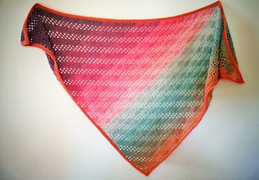 Gehäkeltes Dreieckstuch in Violett, Pink und Türkis mit orangefarbener Kante und feinem Lochmuster
