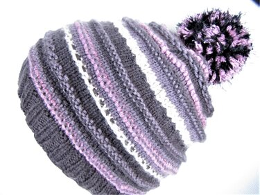 Gestrickte Damen-Beanie grau-violett mit Bommel
