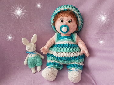 Gehäkelte Babypuppe mit Mütze, Schnuller und kleinem Häkelhasen