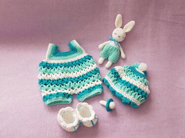 Gehäkeltes Puppen-Outfit in Türkis, Mint und Weiß mit Amigurumi-Häschen, Mütze, Strampler, Schühchen und Schnuller