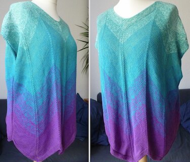 Gestrickte Tunika in Türkis und Lila mit Farbverlauf, V-Ausschnitt und kurzen Ärmeln auf einer Schneiderpuppe.