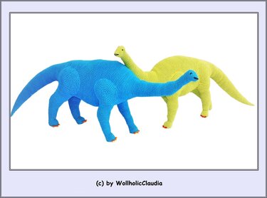 Nahaufnahme zweier gehäkelter Langhals‑Dinosaurier mit sichtbarer Maschenstruktur
