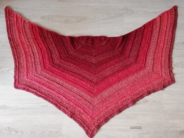 Gehäkeltes rotes Dreieckstuch mit Farbverlauf, flach ausgebreitet