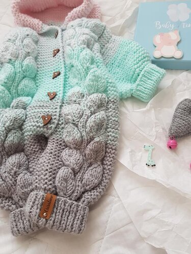 Gestrickter Babyoverall in Pastellrosa, Türkis und Grau mit Blättermuster und Herzknöpfen