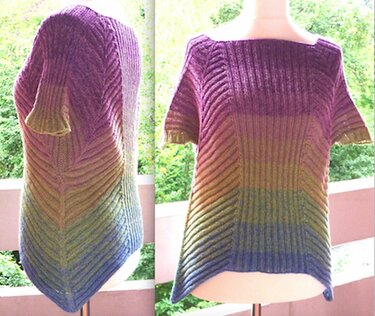 Gestrickter Damenpullover auf Schneiderpuppe, Farbverlauf Lila–Grün–Blau, diagonales Rippenmuster, zwei Ansichten