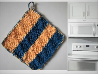 Gestrickter quadratischer Topflappen mit orange-blauen Streifen und Aufhängeschlaufe