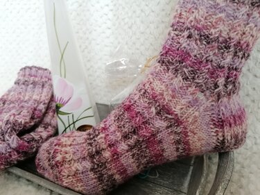 Nahaufnahme einer gestrickten Damensocke mit Bündchen, Ferse und mehrfarbigem Farbverlauf