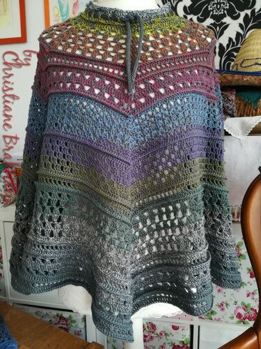 Gehäkelter Damenponcho mit Farbverlauf, Chevron- und Lochmustern auf Büste