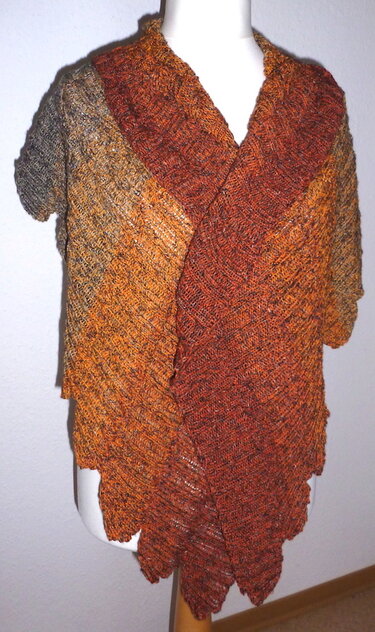 Kurzärmeliges Stricktuch mit Farbverlauf und gezacktem Saum auf Schneiderpuppe