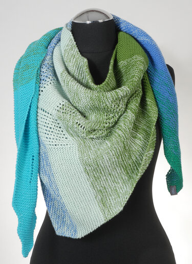 Dreieckstuch in Grün-, Türkis- und Blautönen auf schwarzer Schneiderpuppe drapiert