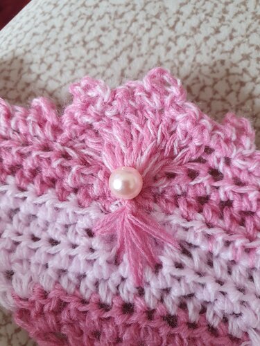 Gehäkelter Muschelrand in Rosa‑Weiß mit zarter Perle