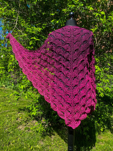 Magenta Dreieckstuch mit detailreichem Wellenmuster auf Schneiderpuppe im Freien
