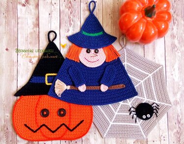 Gehäkelte Halloween-Topflappen: blaue Hexe mit Besen, oranger Kürbis mit Knopfaugen und graues Spinnennetz mit schwarzer Spinne