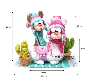 Decorative crocheted set with two llamas in hats and scarves on a striped mat and two potted cacti, with measurements shown.