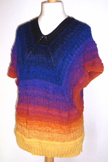 Mehrfarbige gestrickte Damentunika mit V-Ausschnitt in Blau, Lila, Orange und Gelb