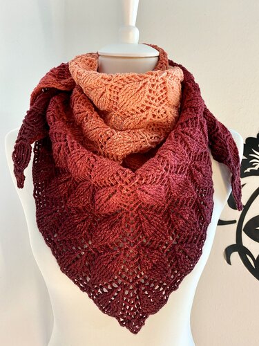 Gehäkeltes Dreieckstuch, Farbverlauf Bordeaux zu Apricot, Blatt-Lacemuster, auf Büste drapiert