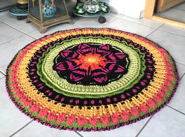 Runder gehäkelter Mandala-Teppich in Schwarz, Pink, Orange, Gelb und Grün