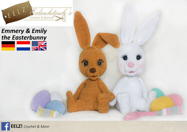 Zwei gehäkelte Amigurumi-Hasen (braun und weiß) mit pastellfarbenen Ostereiern