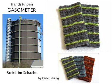 Mehrere Paar gestrickter Armstulpen neben einem Foto eines Gasometers, unterschiedliche Farben und Streifenmuster