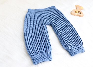 Blaue gehäkelte Babyhose mit breitem Bund und Rippstruktur