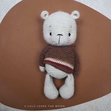 Cremefarbener gehäkelter Amigurumi-Teddy mit braunem gestreiftem Pullover, Frontalansicht
