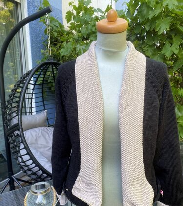 Offene schwarze Strickjacke mit strukturiertem beigen Schalkragen auf Büste