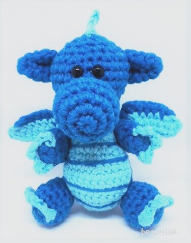 Blauer gehäkelter Drache mit gestreiftem Bauch und Flügeln