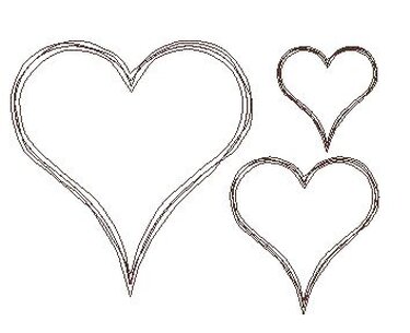 Drei gestickte Herzumrisse, ein großes und zwei kleinere, auf weißem Hintergrund