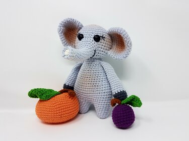 Hellgrauer Amigurumi-Elefant mit gehäkelten Früchten als Referenz