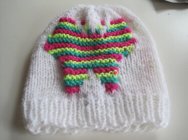 Strickanleitung Baby- und Kleinkindmütze Schmetterling für 0 Monate bis 1 Jahr