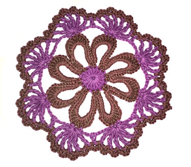 Rundes gehäkeltes Deckchen mit braunen Blütenblättern und lila Spitzenrand