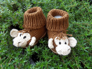Braun-beige gehäkelte Babyschuhe mit Affenapplikation und gerippten Bündchen