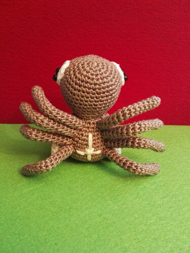 Rückansicht eines braunen Amigurumi-Oktopus mit sichtbaren Maschenrunden und angenähten Tentakeln