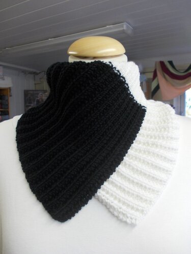 Faltkragen "Black & White" - Stricken