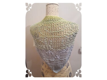 Gehäkeltes Dreieckstuch im Filetmuster mit grün-blauem Farbverlauf auf Schneiderpuppe drapiert