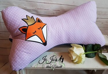 Fuchs-Plott mit goldfarbener Krone auf lavendelfarbenem, weiß-gepunktetem Knochenkissen