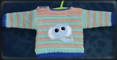 Gehäkelter Baby-Pullover in Mint und Beige mit hellblauer Elefanten-Applikation und blauen Bündchen