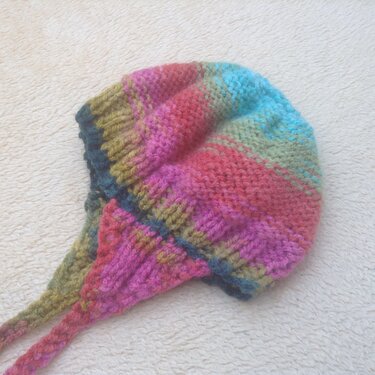 mehrfarbige gestrickte Babymütze mit Ohrenklappen und Bindebändern