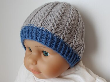 Strickanleitung Baby-Set, Mütze und Socken, kleines Zopfmuster, ca. 3 - 10 Monate - Bild 3