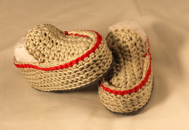 Gehäkelte Babyschuhe beige mit rotem Zierstreifen
