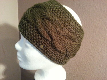 Olivgrünes gestricktes Stirnband mit Zopfmuster, Seitenansicht