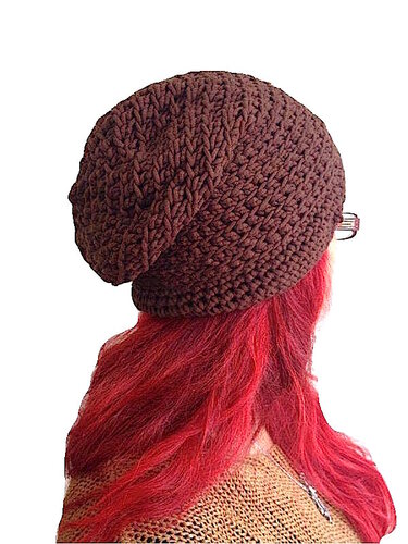 Rückansicht: braune, grob gehäkelte Slouch-Mütze auf Person mit rotem Haar