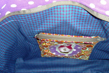 Innenfach mit Reißverschluss in kariertem Taschenfutter