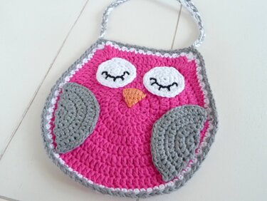 Gehäkeltes Eulen-Lätzchen in Pink, Grau, Weiß und Orange mit Befestigungsband