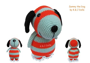 Drei gehäkelte Amigurumi-Hunde mit orange-hellblauen Streifen und schwarzen Ohren vor weißem Hintergrund