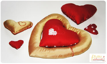 Set genähter Herzkissen in verschiedenen Größen mit Zierstichen und Punktmustern