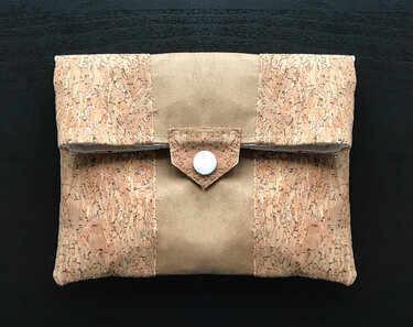 Kleines rechteckiges Täschchen in Beige mit Umschlagklappe, weißem Druckknopf und korkähnlichen Seitenteilen