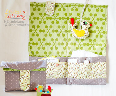 Zwei genähte Stoff‑Organizer mit grünem Retro‑Muster und grauen Punkten, dazu kleine Stofftiere als Deko.