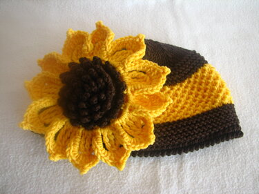 Gestreifte Kinder-Mütze gelb und braun mit Sonnenblume